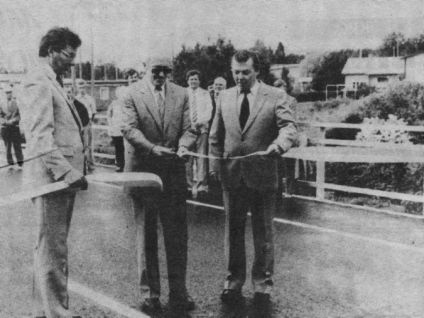 Onsdagen den 22 augusti 1984 var det så dags att inviga den nya bron. Till vänster står stadsdirektör Kaj Nyström, i mitten distriksingenjören Sven Cederberg från Vasa och till höger står stadsstyrelsens ordförande Hans Ingvesgård. 