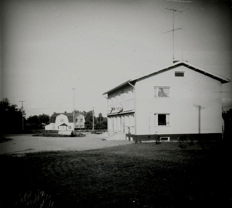 Här Sparbankshuset fotograferat från landsvägen.
