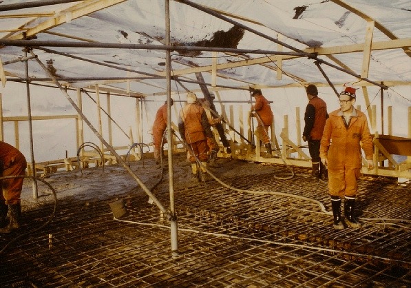 I slutet på februari 1984 var det så dags att påbörja gjutningsarbetet. Eftersom det var full vinter just då så blev man tvungna att bygga ett plasttält runt hela bron och sedan skulle hela bygget värmas upp med värmeblåsare och infraröda strålningsvärmare. Byggmästaren Jaakko Harjula omtalade att det under gjutningsskedet var 23 arbetare i jobb. 