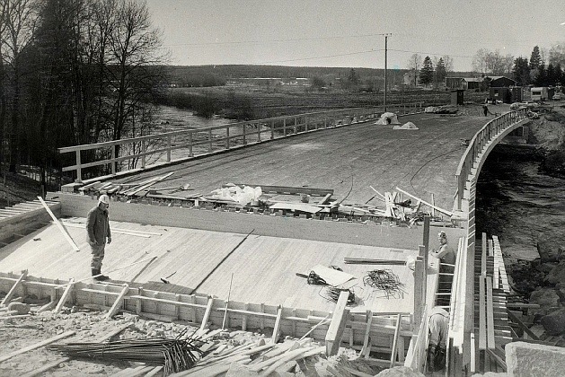 Sommaren 1984 var själva bron klar och då byggdes anslutningarna i båda ändarna. Efter det var det bara asfalteringsarbetena kvar och i mitten på augusti kunde de första bilarna köra över. Den första att köra över var Esko Hernesharju från Vanhakylä, det skedde fredagen den 17 augusti. 