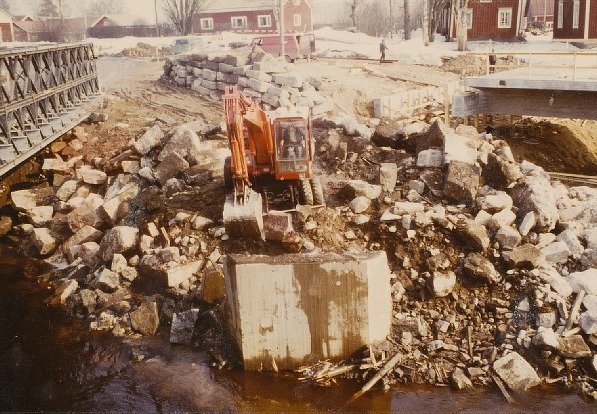 Här håller en grävmaskin på och gräver bort vattendelaren eller isklyvaren som den också kallades. 