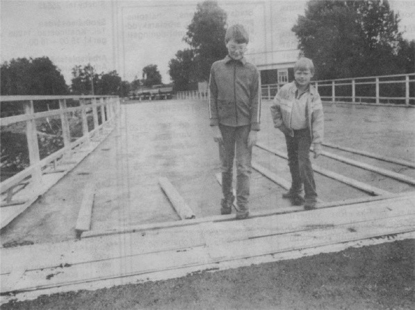 Här är det Kim Mannila och Kent Ålgars som har vågat gå över den nästan färdiga bron i augusti. Lite osäkra verkar de vara om bron skall hålla för båda två. 