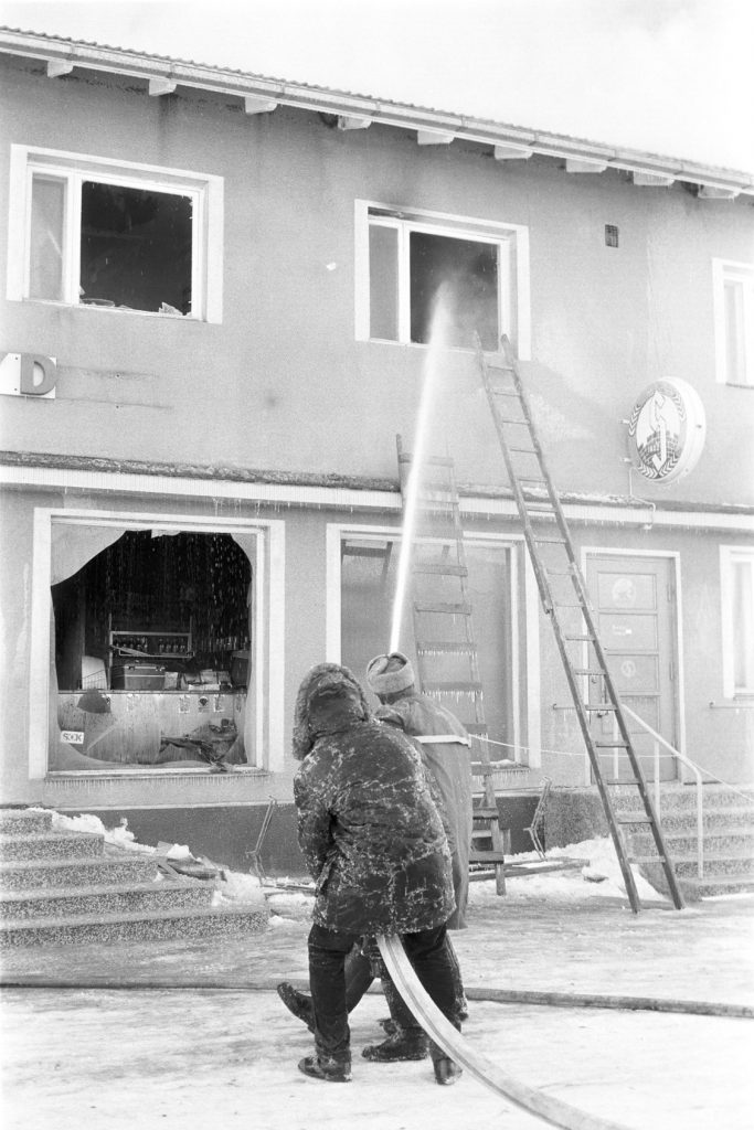 Brandsoldaterna från Lappfjärd sprutar vatten in i den lägenhet där Anna och Birger Sonntag bodde.