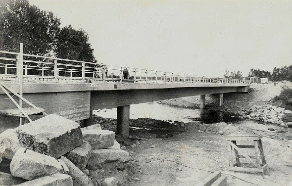 Brobygget fotograferat från den södra sidan av ån.