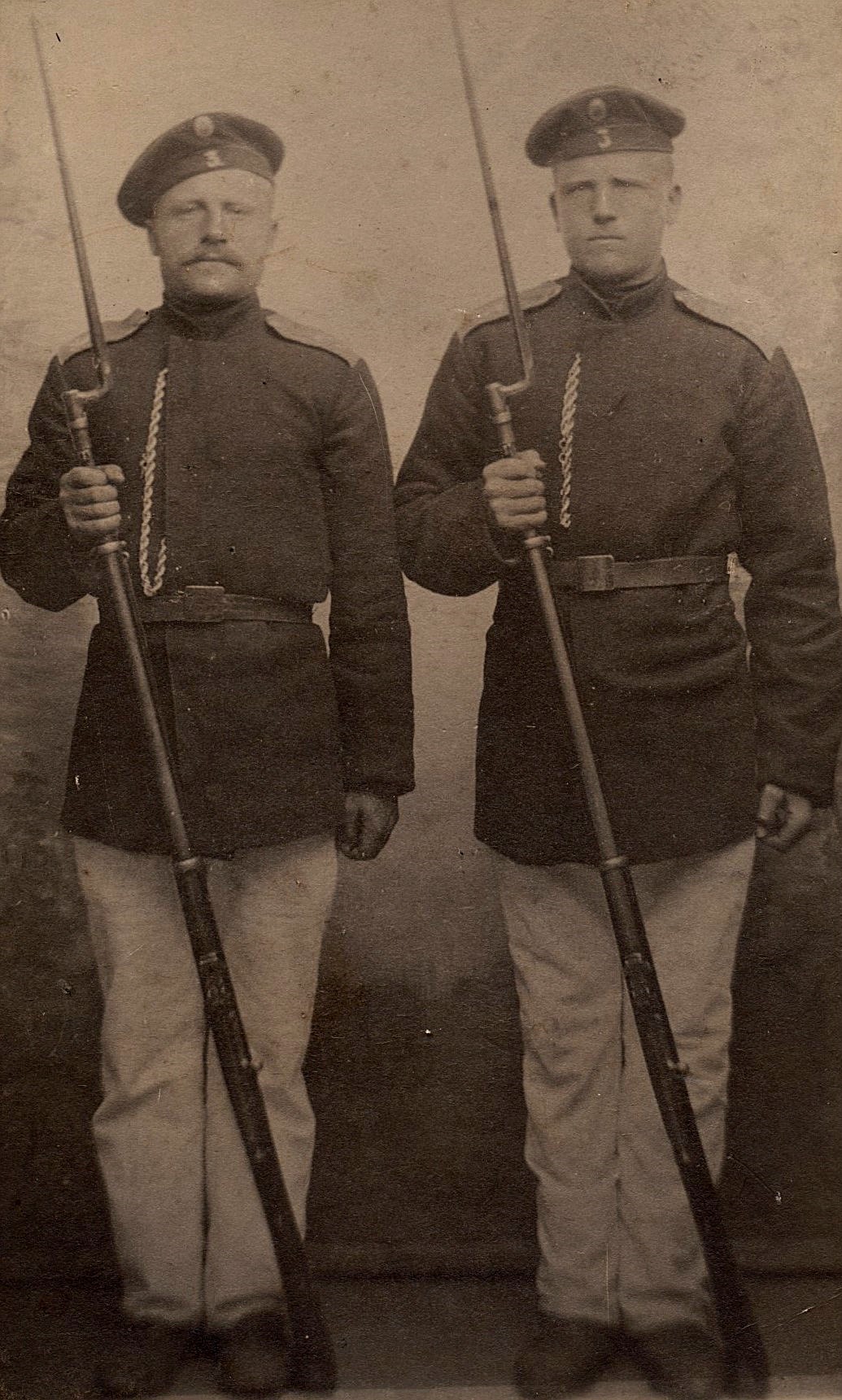 I slutet av 1800-talet var grannarna Nyroos Viktor t.v. och Storkull Josef Henrik i 3 års tid i den ryska militären.