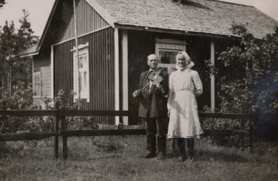 Här på bilden står Lennart Sjöberg tillsammans med sin andra hustru Ida, som var från Holmbergas i Korsbäck. Ida var sjuklig och led av reumatism, men var känd som en mycket snäll tant, som helst satt där inne och eldade i spisen.