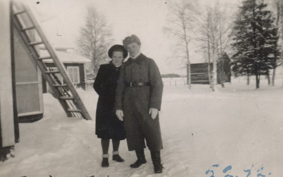 Här står Egil Storkull med fästmön Elvi Holmudd där Frivelas på vintern 1942.