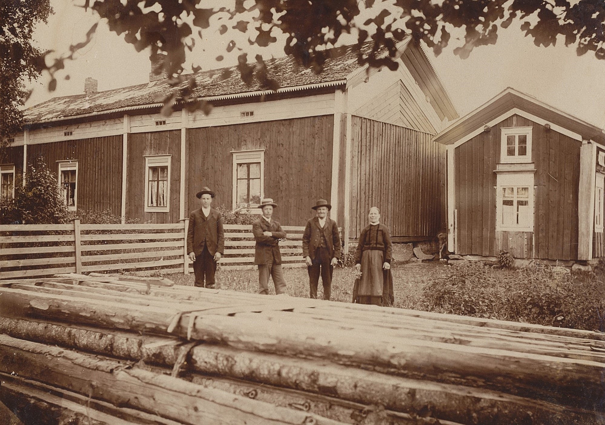 Så här såg Koll-gården på Kårkbackan ut år 1908 fotograferad från väster av Viktor Nylund. På fotot Viktors bröder byggmästaren Emil Storkull och den blivande bonden Erik Anders som år 1910 bytte namn till Englund. Till höger husbonden ”Koll-Josip” och hans Anagret. 
