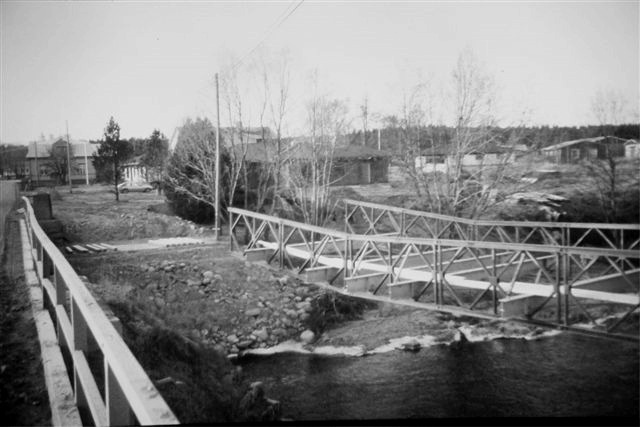 Den tillfälliga bron sköts ut från den södra sidan.