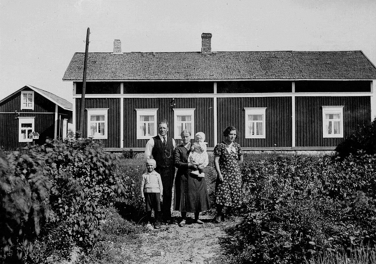 Gården fotograferad från väster år 1934. Här står Artur och Julanda med barnen Alf och Ruth. Längst till höger en piga. På bilden syns det tydligt att gården nyligen byggts till i den södra ändan med ett par rum och att den tredje skorstenen inte ännu blivit murad.