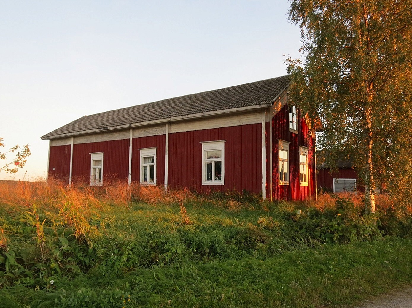 Gården fotograferad från vägen 2013.