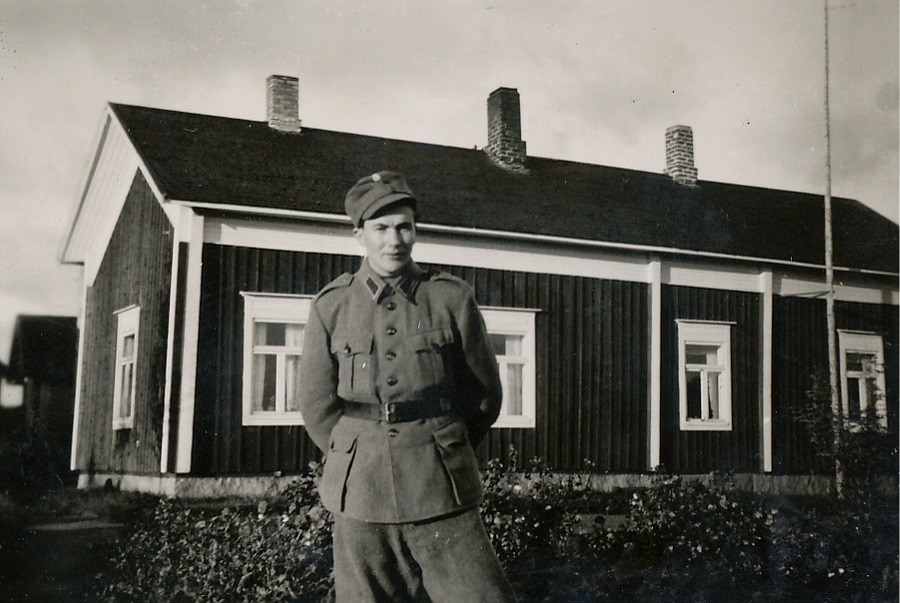 Här Egil Mannfolk bakom Nybergs gård på 40-talet.