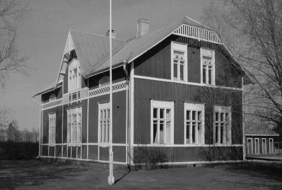 Bilden av Viktors skolbygge i Perus är tagen från söder och den är lånad ur Perus skolas 100-års historik.