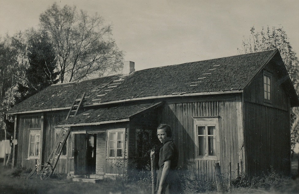 Här Ellen Ånäs på gården dit de flyttade från Ulla-Tå i början på 50-talet. Detta hus måste ha känts stort jämfört med det anspråkslösa huset i ändan av Ulla-Tå. 