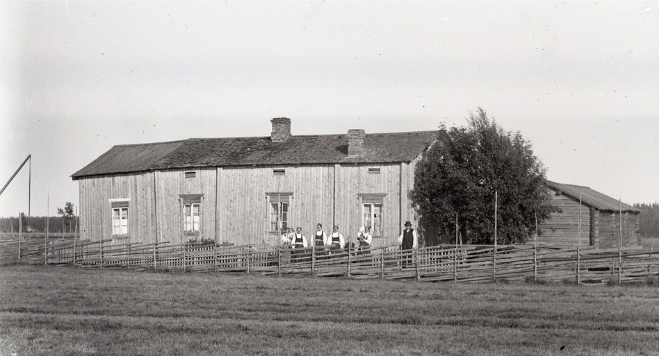 Så här såg gården ut ca 1915. Personerna på Viktor Nylunds foto står på Sunnantillvägen. Fotografiet från Traditionsarkivet i Vasa.