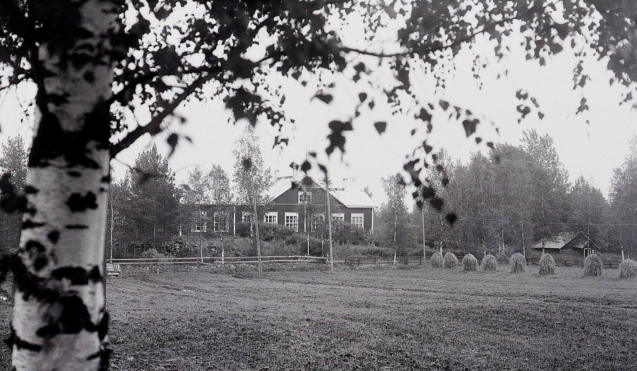 Efter mycket om och men blev det bestämt i kommunen att också Uttermossa skulle få en egen skola och Viktor Nylund byggde den år 1914 och den kunde invigas i januari 1915. Fotot taget av Selim Björses från Lappfjärd. 