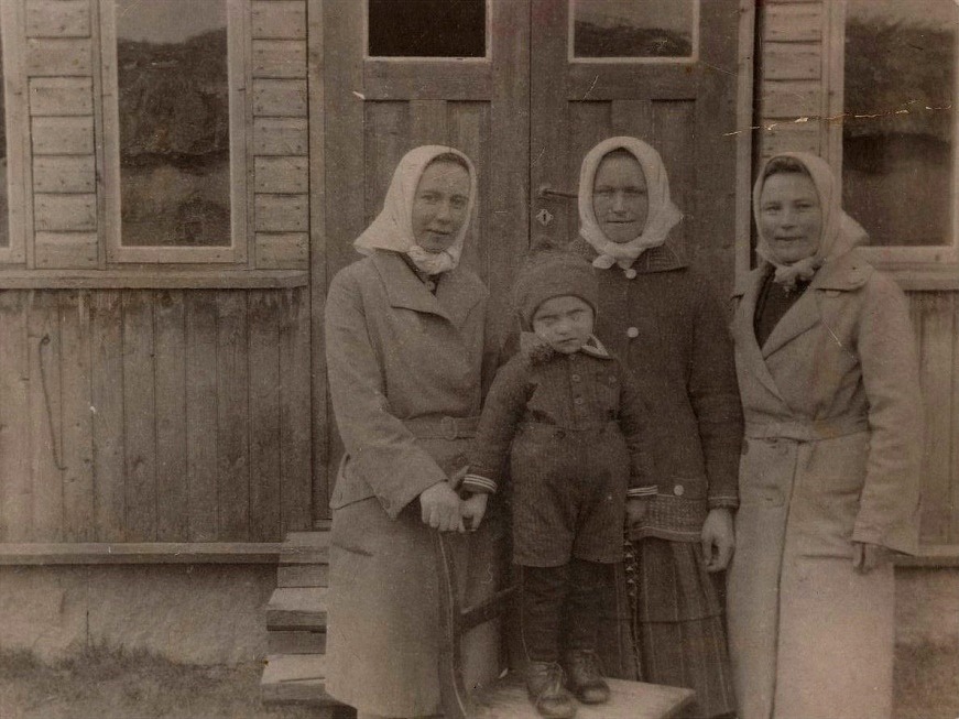 På den här bilden står fr.v. Signe Ekberg (senare gift Nyholm), Julanda Mitts med sonen Alf och till höger Aina Lillkull (senare gift Löfgren).