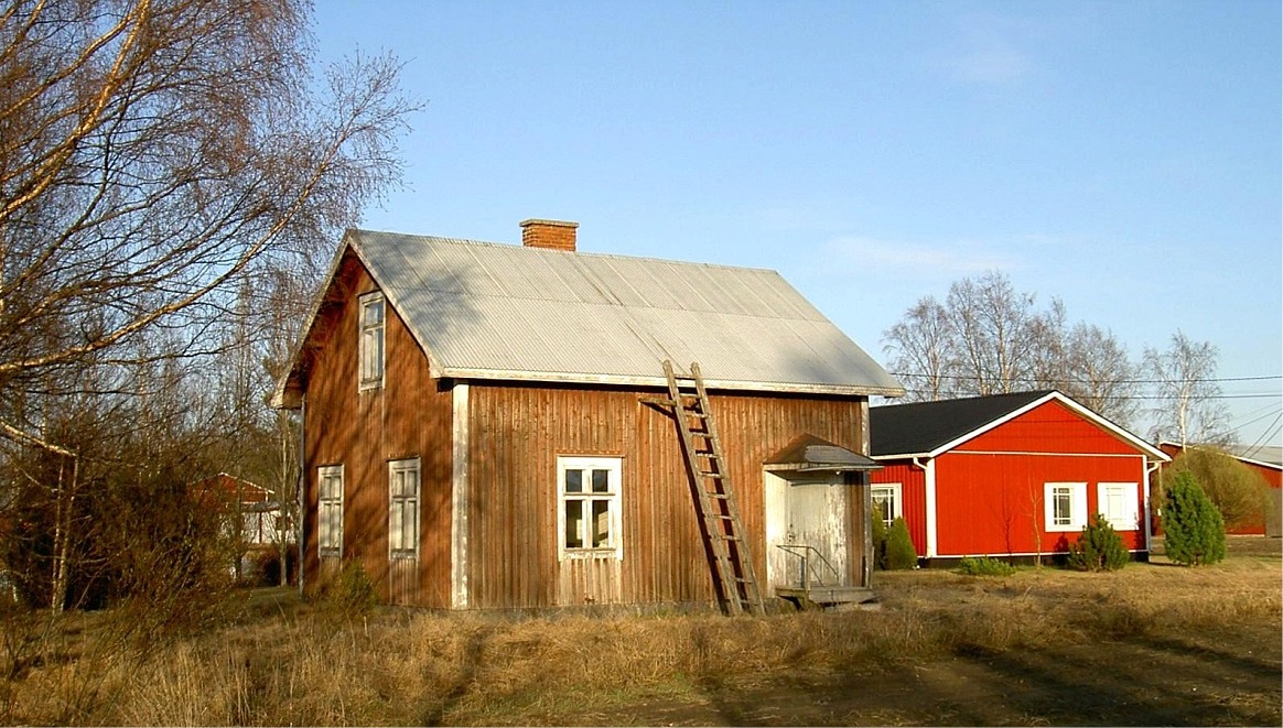 Så här såg Nybergs lillstuga ut år 2003. Till höger skymtar Grönlunds nybyggda gård.