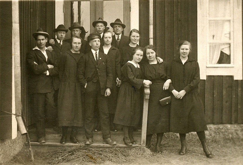 Här några elever av första årskursen, bland annat Leander Nyholm, Lennart Nyström, Selim Lång, Jenny Kankaanpää, Selim Eklund.