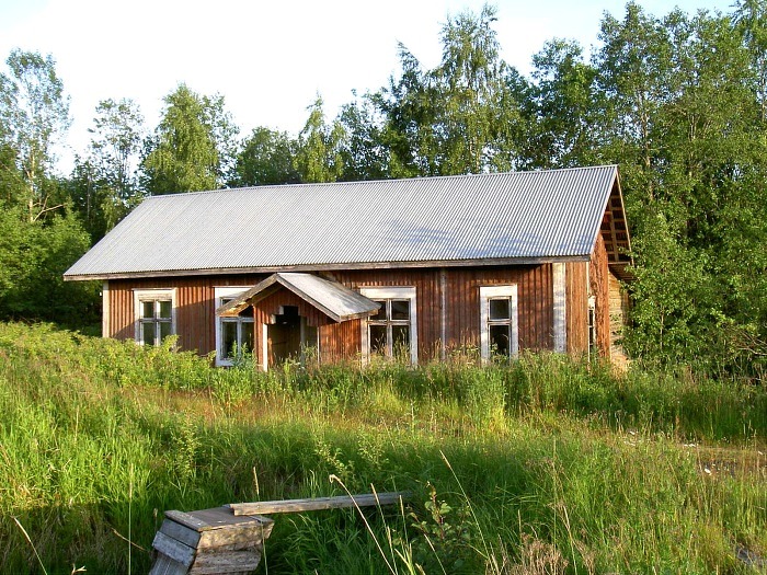 I samband med att taket förnyades på kraftverksbyggnaden revs tornet och byggnaden miste därigenom sin kännspaka karaktär. Byggnaden fotograferad från väster.