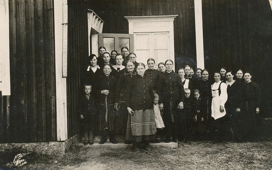 På trappan medlemmar av bönehusets syförening i mitten på 1930-talet.