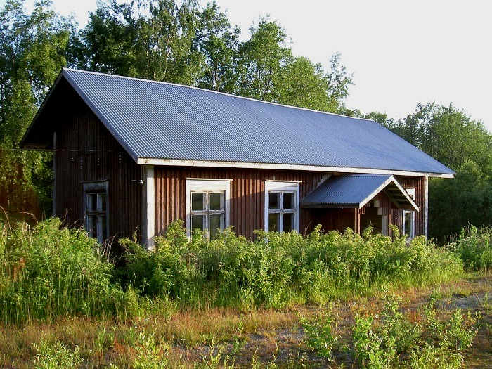 Så här ser kraftverksbyggnaden ut fotograferad från norr med Lappfjärds å direkt bakom.