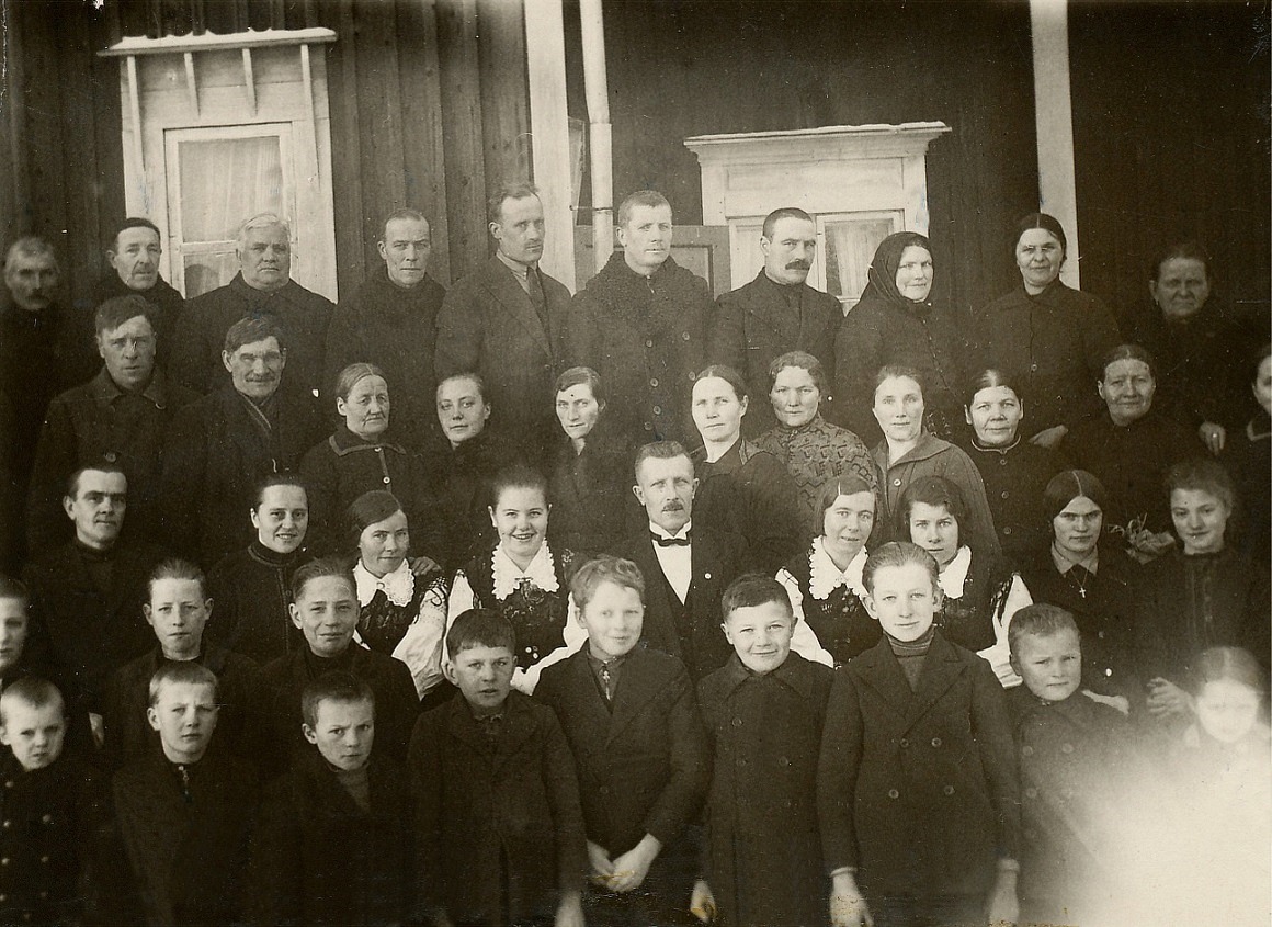 Det var livligt deltagande på Ungdomsdagen år 1933. Alla rymdes inte med på gruppfotot på bönehuset trappa.