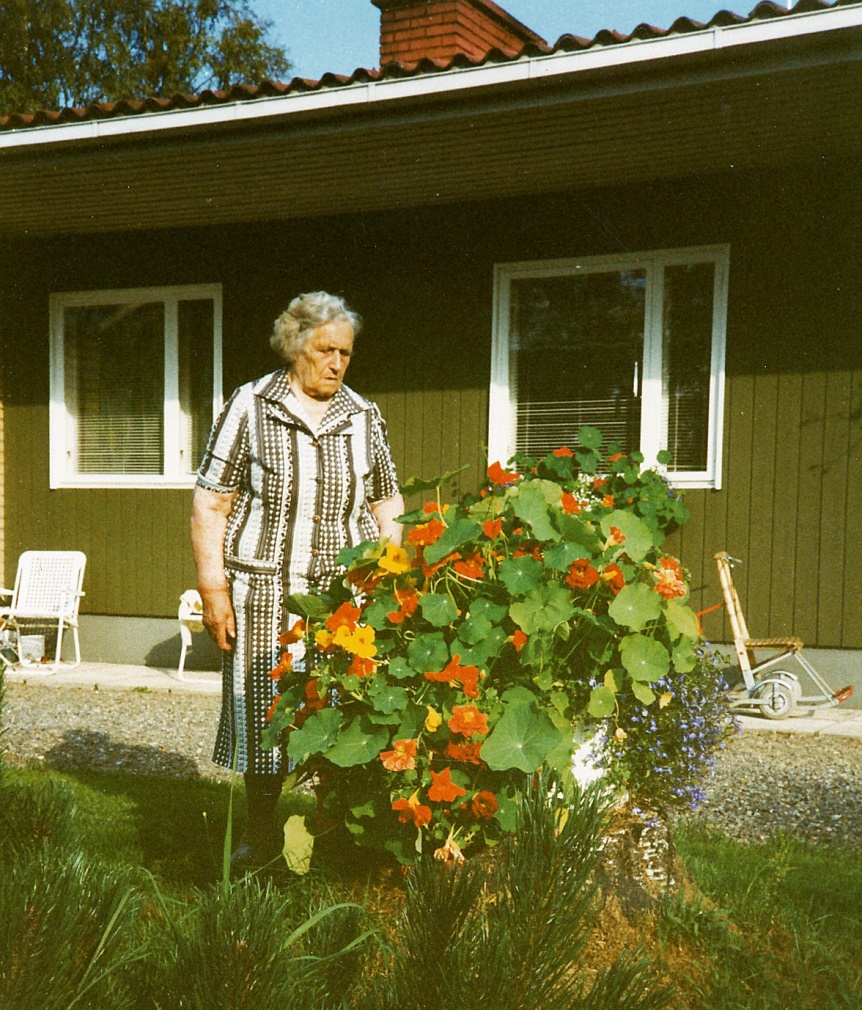 Här Julanda Mitts utanför sitt hem år 1990.