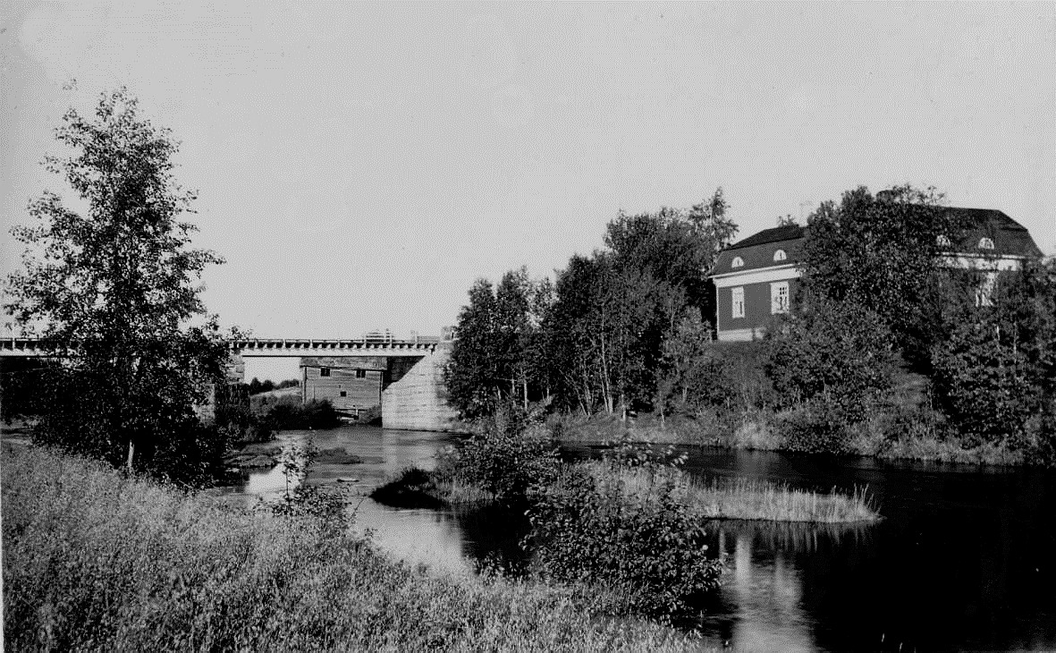 I den södra broöppningen syns den gamla sågkvarnen i Verkforsen. Fotot taget på 1920-talet.