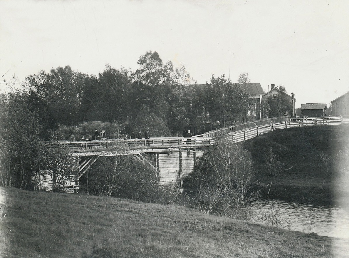 På detta foto av den gamla Lillbron, så ser vi lillstugan som "Pelas-Gåbbin" flyttade till år 1870 då han blev sytningsman. Det är alltså huset till höger, där gaveln syns.