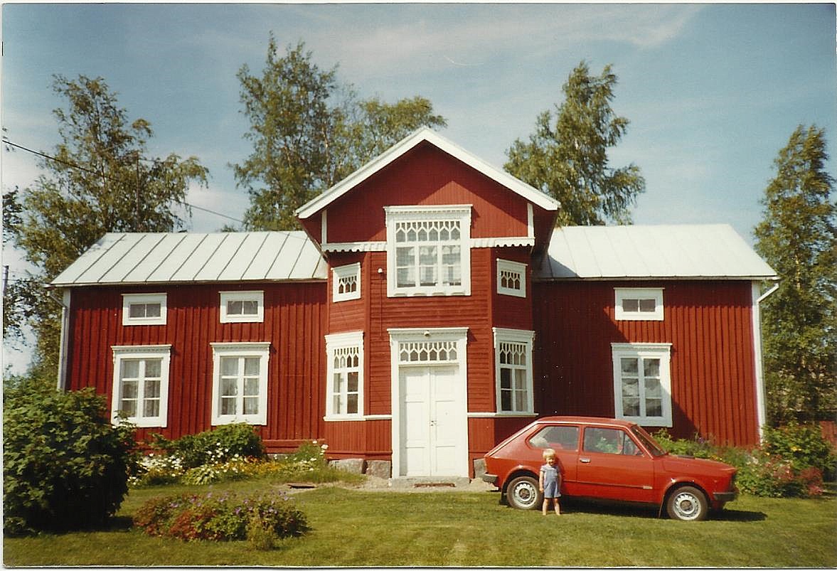 Den här vackra gården i Malax var Alice Vidals barndomshem. Foto: Inga-Lill Sandström.