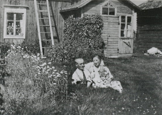 Artur och Sandra framför huset, som i tiderna hade en vacker och tidstypiskt farstukvist. 