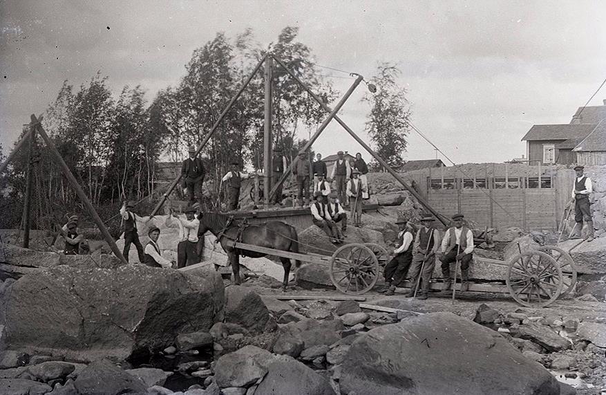 På bilden så syns det ganska bra hur byggandet av dammen gick till. 