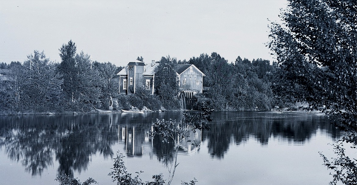 På bilden Ab Pärusfors kraftverk som körde igång generatorn år 1918. Fotot från söder taget av Selim Björses.