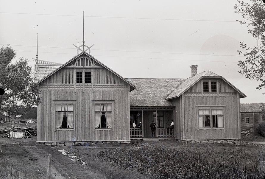 Viktor Nylund var ju en drivande man också vid byggandet av ungdomsföreningens lokal Majbo. Maja Klemets gamla bondgård byggdes om och skarvades i med två flyglar och den kunde invigas 1910. Den revs sedan ner i början på 50-talet. 