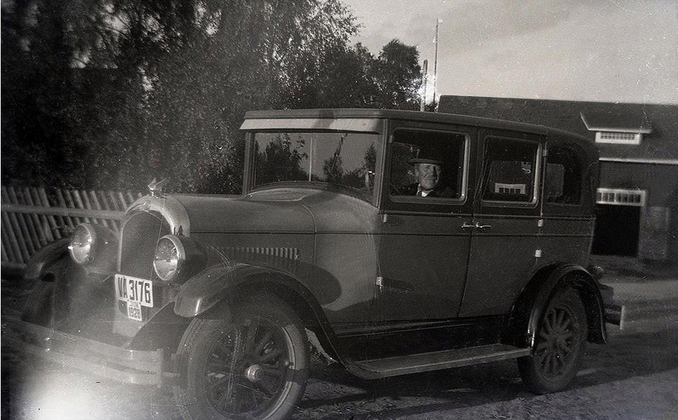 Viktor Nylund som stolt bilägare på 1920-talet. Garaget i bakgrunden finns fortfarande kvar på Sunnantillvägen.