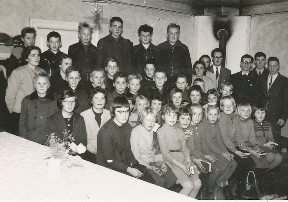 På det här gruppfotot hittar vi bland andra: Första raden: Lena Lindblad, Rita Lillkull, Sonya Björklund, Boel Agnäs, Ann-Lis Berglund, Maj-Lis Berglund, Kerstin Lillkull, Bernice Lillkull och Ann-Britt Lillkull. I andra raden sitter: Inga-Lill Lillkull, Gunlis Guss, Carola Björklund, Maj-Britt Holmqvist, Rita Kangas, Sirkka Lövholm och Bengt Lindblad längst till höger. I tredje raden står Bror Skogman, Harry Kangas, Kjell Hemberg, Alpo Rintamäki, Håkan Söderqvist, Roger Nygren, Ove Grönroos och Leif Rosenback. I följande rad står ledarna Elvi Pettersson och Deris Ålgars och i mitten Arto Rintamäki och Börje Norrgård. Längst bak står Rune Agnäs, Leif Eklund, Gösta Lillkull, Ingmar Rosengård, Bror Rosenback och längst till höger Bjarne Rosengård. Ledarna i klungan till höger är Else Korsbäck och Alice Dahlroos, sedan Alf Lönnqvist, Lars Ålgars, Ralf Nyholm och Bror Vikfors. 