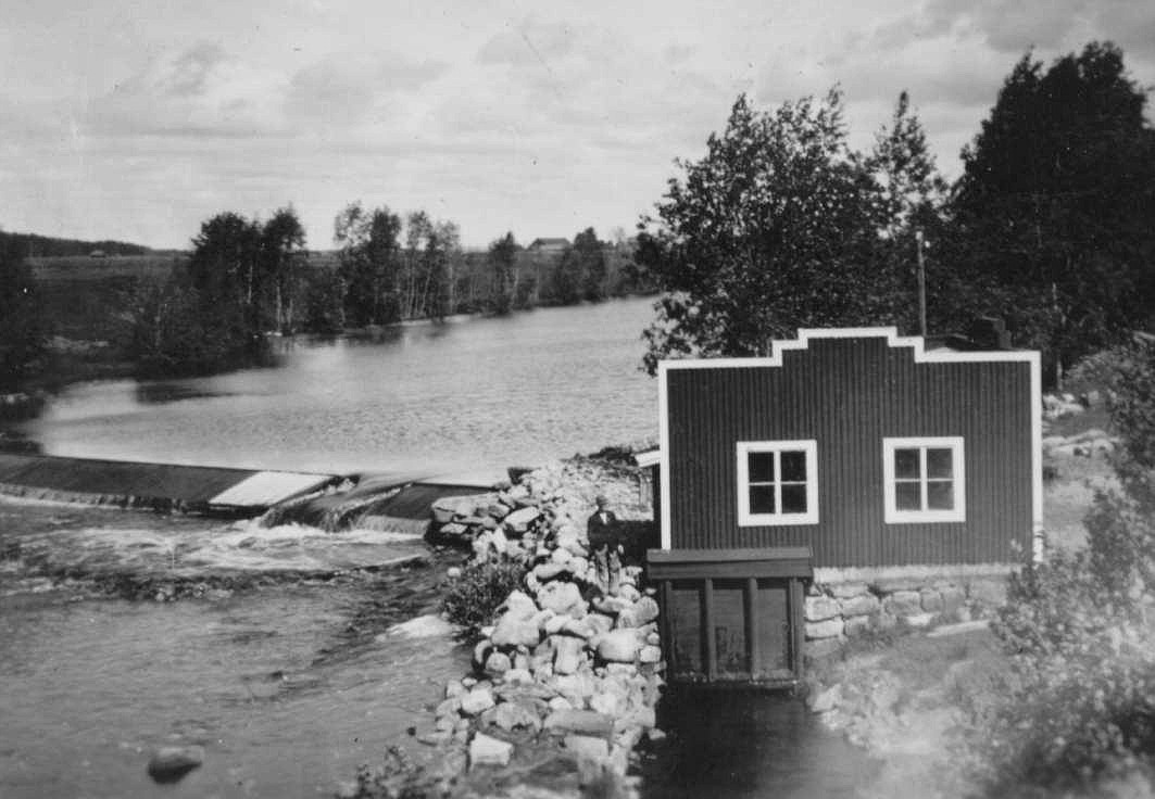 Elkraftverket fick ett helt annat utseende än den gamla kvarnen. På fotot som är taget från Storbron år 1938 ser det närmast ut som en kuliss, så vi kan anta att Broberg haft ett finger med i byggandet. Byggnaden ser ut att sakna tak och arkitekturen är onekligen lite amerikansk. 