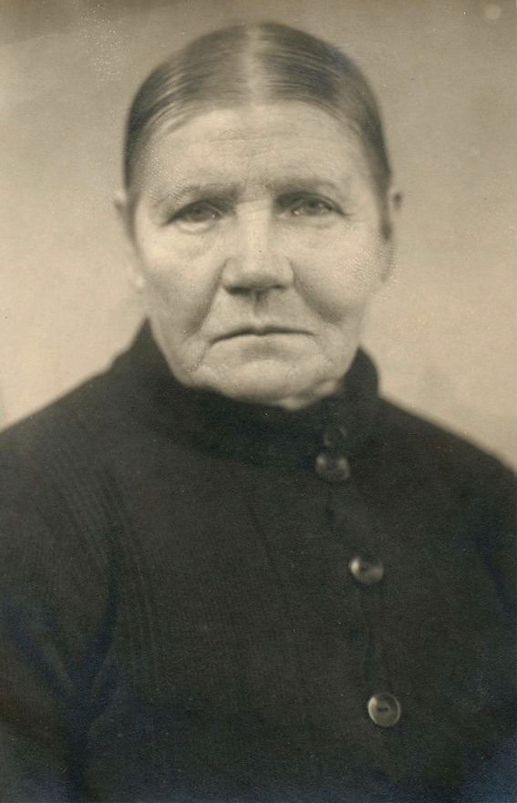 På fotot Fias syster Blomkvistas-Mina, änka efter Karl som dog år 1909, kort efter att han återvänt från att ha arbetat i gruvor i Syd-Afrika.