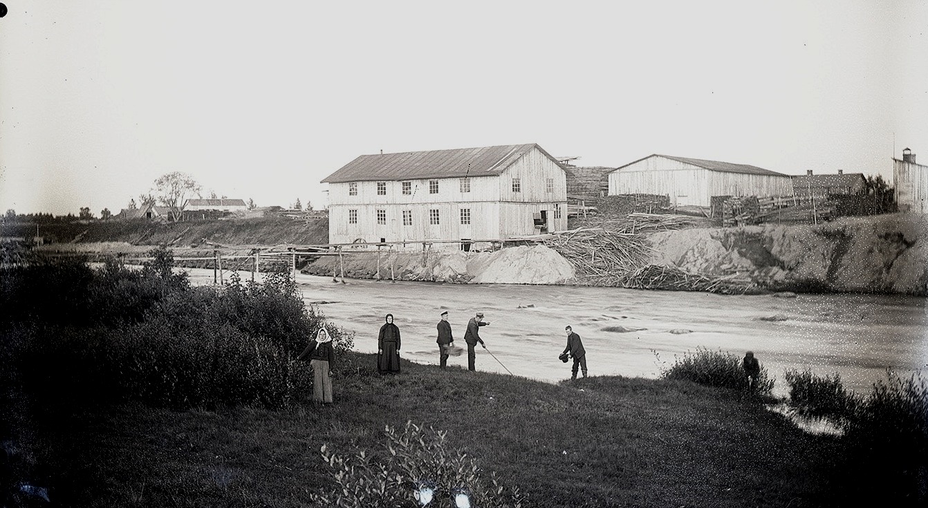 Sågbyggnaden var i 2 våningar med sågen i den nedre våningen och ett snickeri i den övre. På området byggdes sedan ett lager för färdigt sågat virke och ett torkhus.