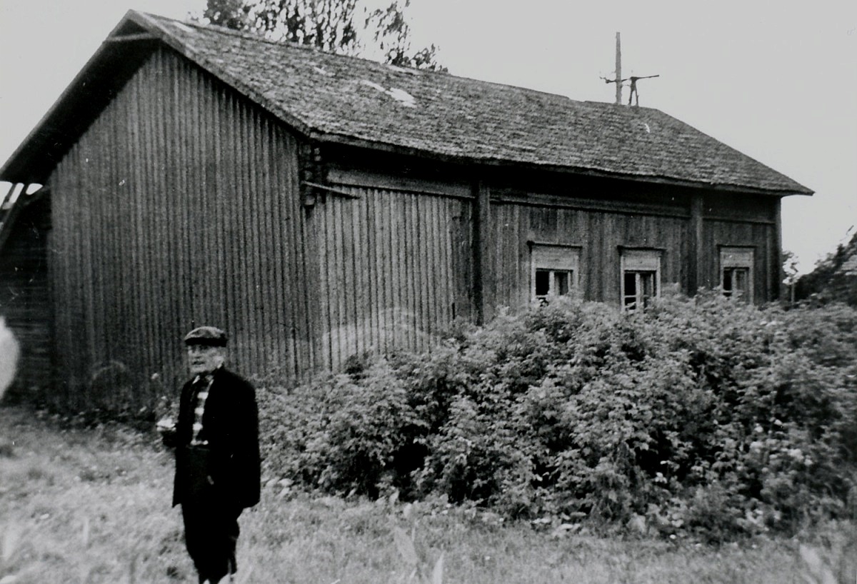Här står Artur Rosengren bakom barndomshemmet, fotograferat från norr. 