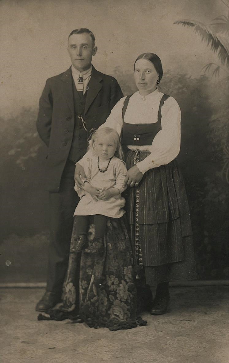 Här Emil och Alma med dottern Dagny, fotot från 1920-talet.