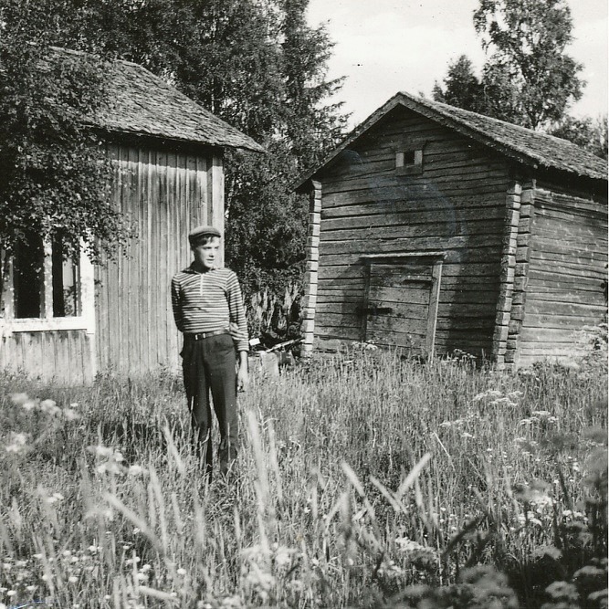 Här står Magnus från Lillsjö framför Adelinas och Johans gård.