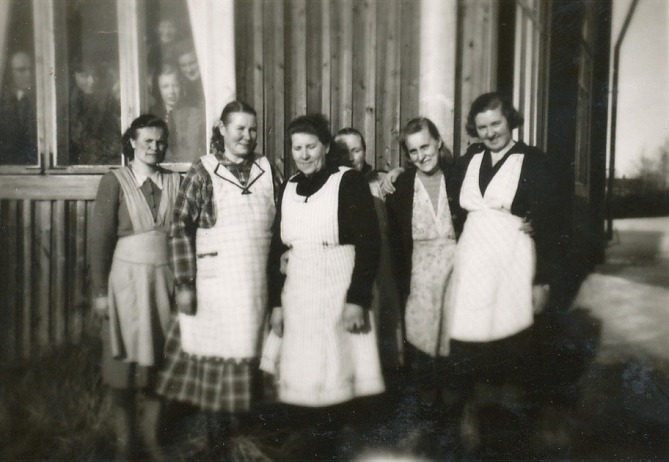 På bilden från 50-talet syns från vänster Beda Westerback, Agnes Blomqvist, Julia Lindgård, Signe Nyholm, Ingeborg Lindblad och Alice Dahlroos. Notera de många ansiktena i fönstret. 