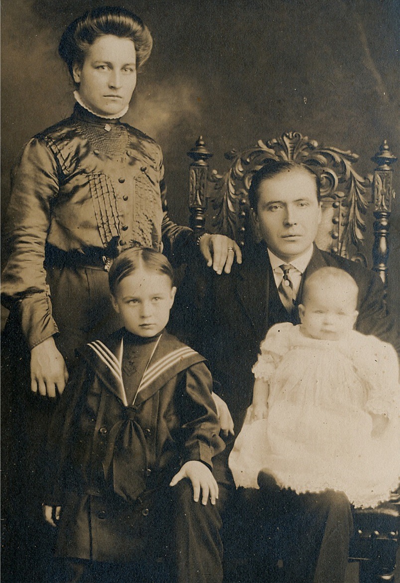 På fotot Fias bror Viktor som flyttade till Amerika med sin Edla Maria. Nere t.v. sonen Waldemar.