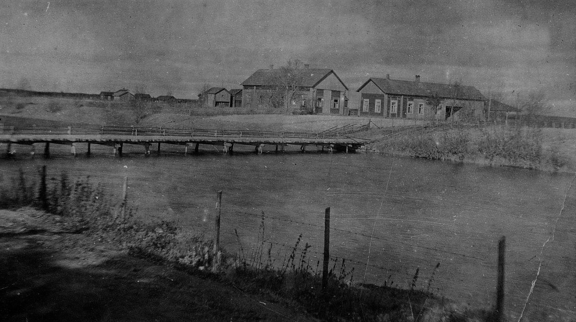 Här på bilden Artur Mitts hemgård i Lappfjärd nära Flottbron. Efter att Artur flyttade till Åbackvägen såldes stället åt Georg Lindedahl från Härkmeri. Huvudbyggnaden längs med ån står fortfarande kvar.