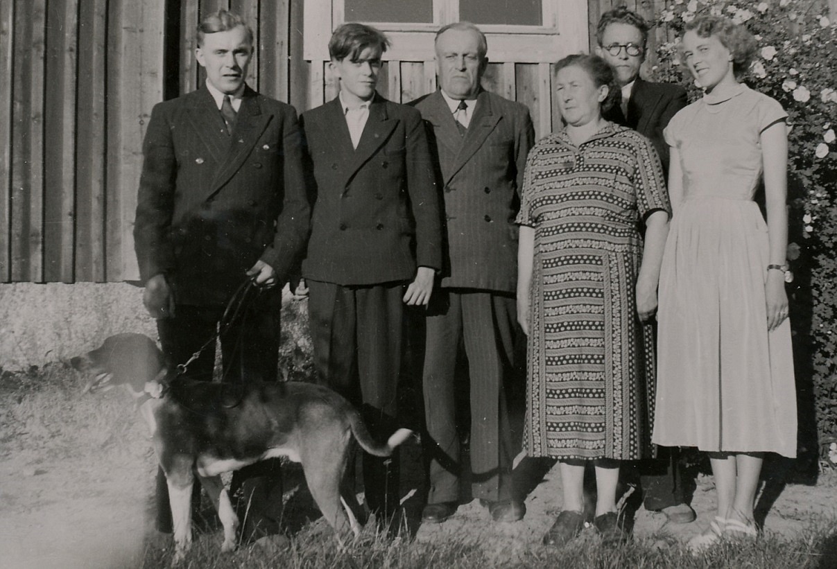 Här står Artur och Sandra Rosengren tillsammans med barnen Kurt som håller i hunden, Volmar, Fjalar och Gunnel.