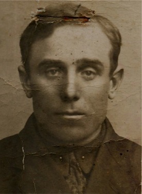 Emil Nybergs passfoto, som togs 1927 före han reste till Amerika. Han stannade där i cirka 3 år och när han återvände hade han möjlighet att lösa ut sina syskon. 