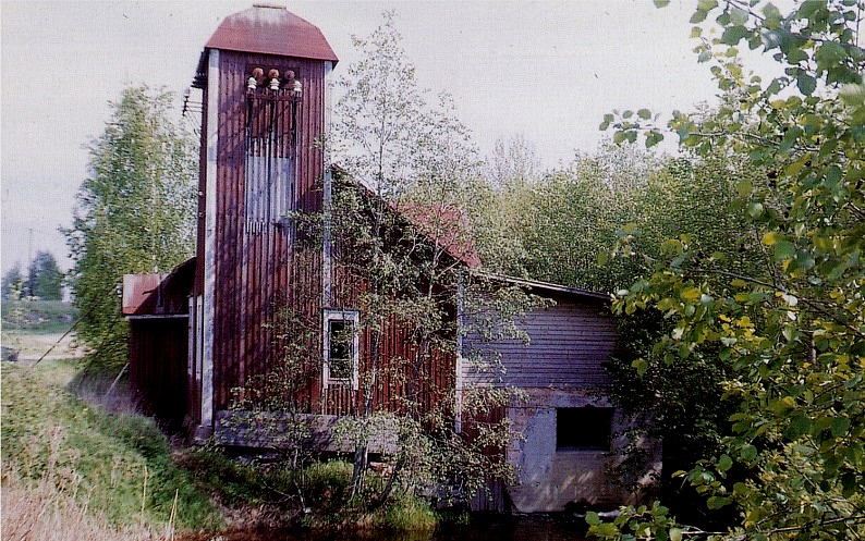 Denna bild av Olle Haavisto visar hur kraftverket vid Storfors såg ut innan tornet revs. 