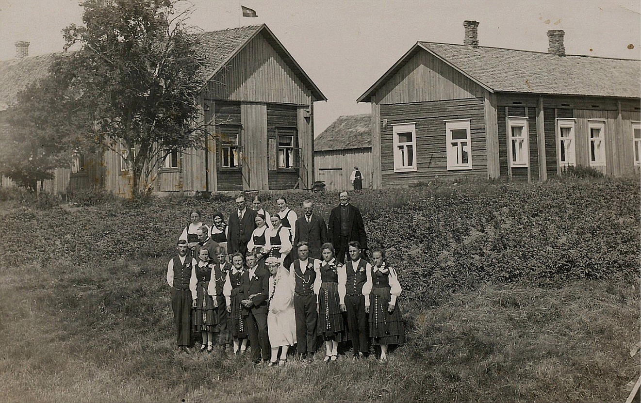 År 1927 gifte sig Artur Mitts och Julanda Nyroos i Arturs hemgård i Lappfjärd.